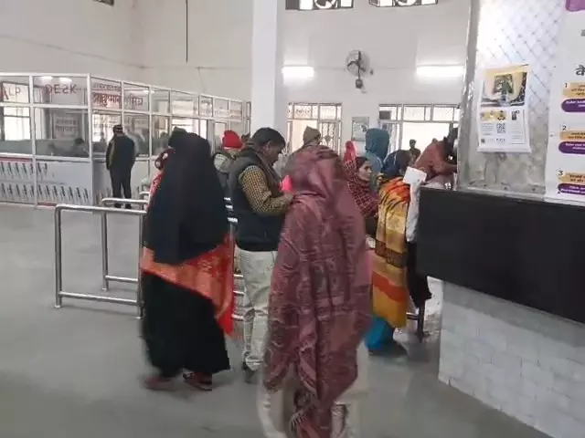 Farrukhabad: सर्द मौसम ने अस्पताल की ओपीडी पर असर डाला